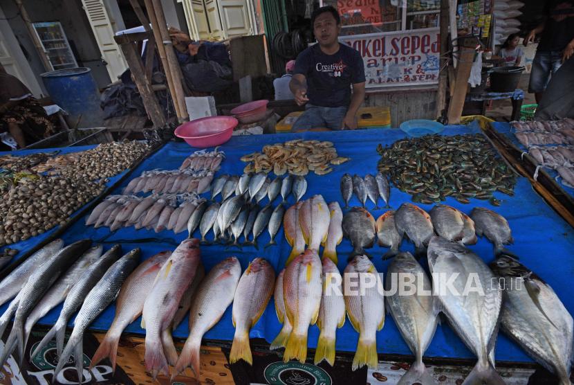 Pedagang ikan segar menunggu pembeli di Pasar Induk Rau, Serang, Banten. 