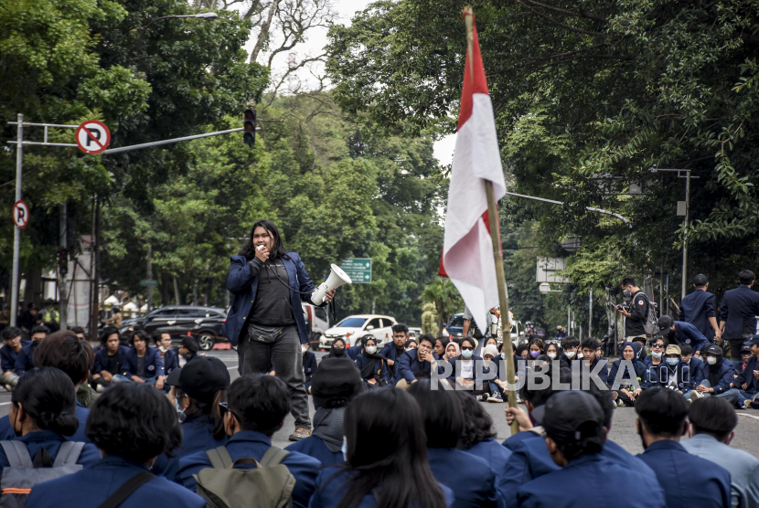 Sejumlah mahasiswa dari berbagai universitas melakukan aksi evaluasi dua tahun Jokowi-Maruf Amin.
