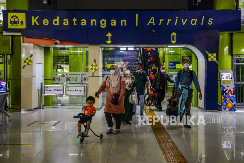 Sejumlah penumpang Kereta Argo Sindoro saat tiba di Stasiun Gambir, Jakarta, Ahad (23/5). Berdasarkan data PT KAI pada Ahad (23/5), sebanyak 4.992 penumpang kereta api jarak jauh (KAJJ) tiba di Jakarta, di mana jumlah tersebut akan terbagi dua stasiun yaitu Stasiun Pasar Senen sekitar 3.817 penumpang dan Stasiun Gambir 1.175 penumpang. Republika/Putra M. Akbar