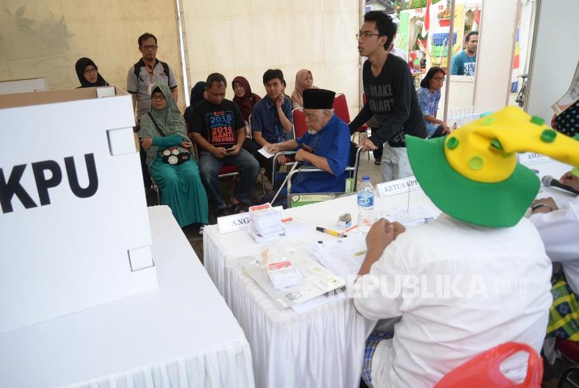 Pilkada Jawa Barat. Warga menggunakan hak pilihnya di Pilkada Jawa Barat, Depok, Rabu (27/5).