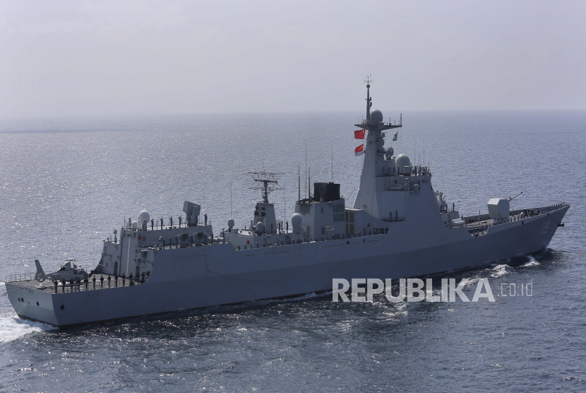  Sebuah kapal perang China mengambil bagian dalam Aman atau latihan perdamaian di Laut Arab, lepas pantai Karachi, Pakistan, Senin (15/2).