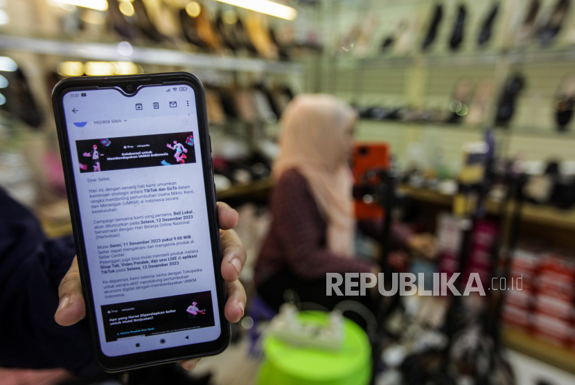 Pedagang menunjukkan pesan pemberitahuan dari TikTok di Pasar Tanah Abang, Jakarta.  TikTok, aplikasi pertama yang mampu menembus batasan belanja dalam aplikasi sebesar 10 miliar dolar AS.