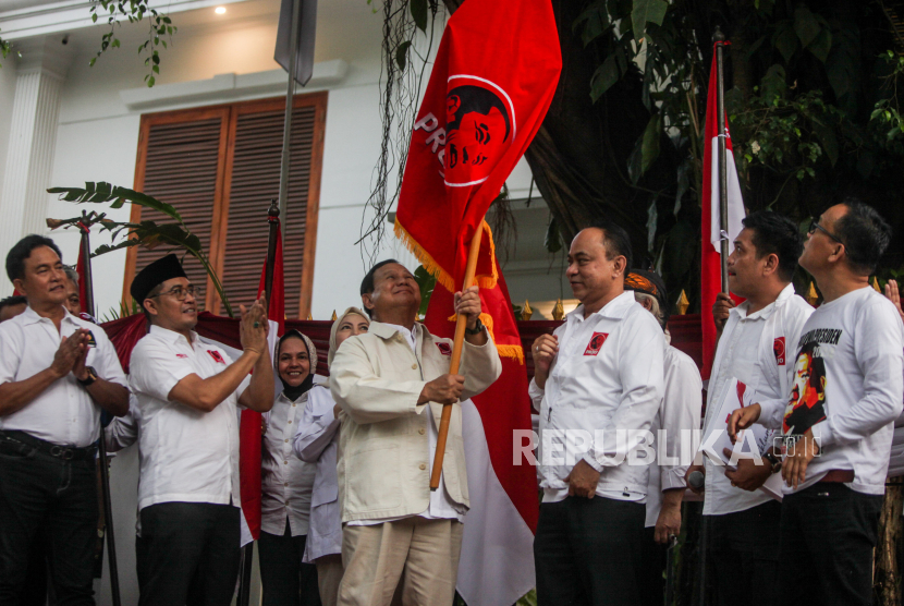 Ketua Umum Partai Gerindra, Prabowo Subianto (ketiga kiri) bersama Ketua DPP Projo Budi Arie Setiadi (ketiga kanan). Projo membantah terbelah dalam memberikan dukungan di Pilpres 2024.