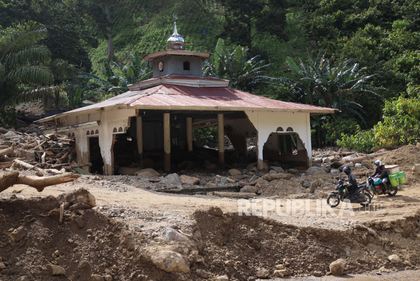 Longsor akibat banjir bandang di Desa Sondoang, Kecamatan Kalukku, Mamuju, Sulawesi Barat. Badan Nasional Penanggulangan Bencana (BNPB) mencatat 76 kejadian bencana selama sepekan dari 10-16 Oktober 2022.