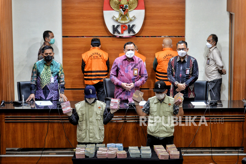 Ketua Komisi Pemberantasan Korupsi (KPK) Firli Bahuri (tengah) didampingi Deputi Penindakan Karyoto (kiri) dan Juru Bicara KPK Ali Fikri (kanan) menunjukan barang bukti saat konferensi pers penetapan tersangka terkait dugaan tindak pidana korupsi di lingkungan pemerintahan Kota Bekasi di Gedung Merah Putih KPK, Jakarta, Kamis (6/1). Dalam Konferensi pers tersebut KPK resmi menetapkan status tersangka terhadap Wali Kota Bekasi Rahmat Effendi dan delapan orang lainnya saat Operasi Tangkap Tangan (OTT) terkait dugaan tindak pidana korupsi pengadaan barang dan jasa serta lelang jabatan di pemerintahan Kota Bekasi. Selain itu KPK berhasil mengamankan sejumlah barang bukti berupa uang tunai sekitar Rp 3 miliar rupiah dan buku rekening bank dengan jumlah uang sekitar Rp 2 miliar. Republika/Thoudy Badai