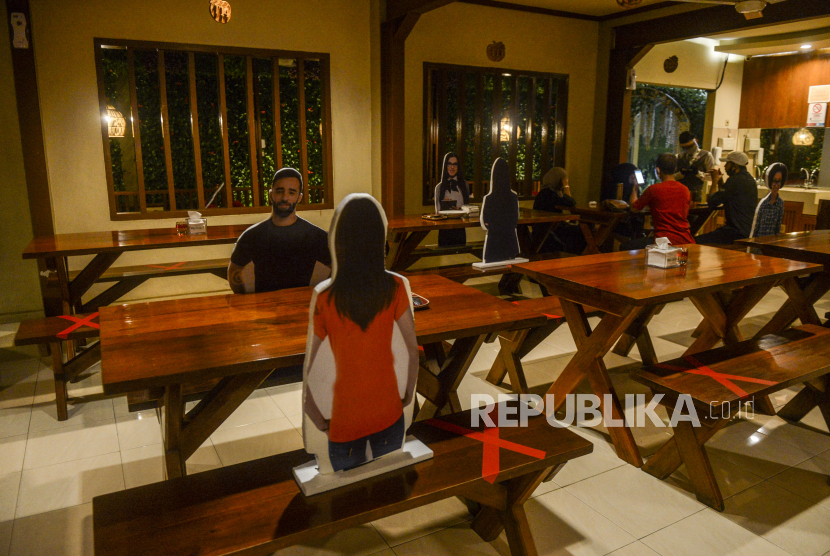 Sejumlah meja yang dikosongkan untuk menjaga jarak fisik antar pengunjung di Rumah Makan Bumi Aki, Pajajaran, Kota Bogor, Jawa Barat, Sabtu (30/5). Sejumlah restoran dan rumah makan di Kota Bogor mulai membuka layanan makan di tempat dengan protokol kesehatan ketat setelah penerapan Pembatasan Sosial Berskala Besar (PSBB) Kota Bogor memasuki masa transisi hingga tanggal 4 Juni 2020 guna mengatasi pandemi COVID-19