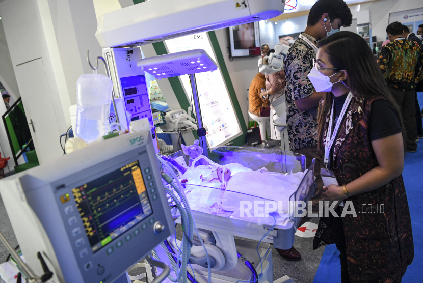 Seorang pengunjung mengamati kinerja dari alat kesehatan yang dipamerkan pada Hospital Expo (ilustrasi). Gubernur Sumatera Selatan H Herman Deru meminta Hospital Expo 2023 menjadi sarana literasi layanan kesehatan kepada masyarakat.