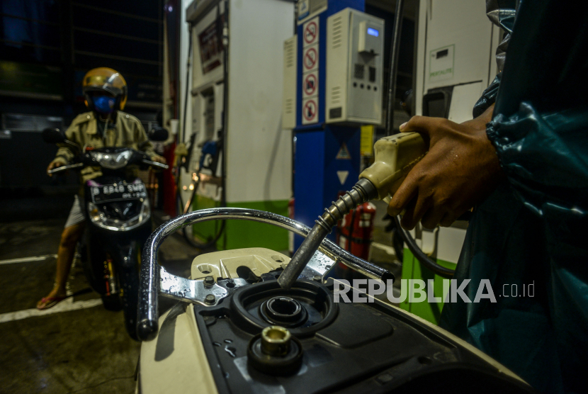 Pengendara mengisi bahanbakar minyak (BBM) di Jakarta (ilustrasi). Kementerian Energi dan Sumber Daya Mineral (ESDM) memprediksi harga keekonomian bahan bakar minyak RON 92 jenis pertamax bisa menembus Rp 16.000 per liter pada April 2022. 