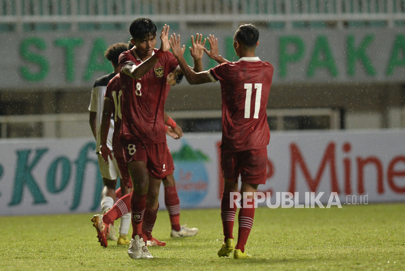 Pemain timnas Indonesia U17 Arkhan Kaka Putra melakukan selebrasi seusai mencetak gol ke gawang Guam pada pertandingan babak kualifikasi Piala AFC U17 di Stadion Pakansari, Cibinong, Jawa Barat, Senin (3/10/2022) malam. Pada pertandingan itu Indonesia menang dengan skor 14-0.