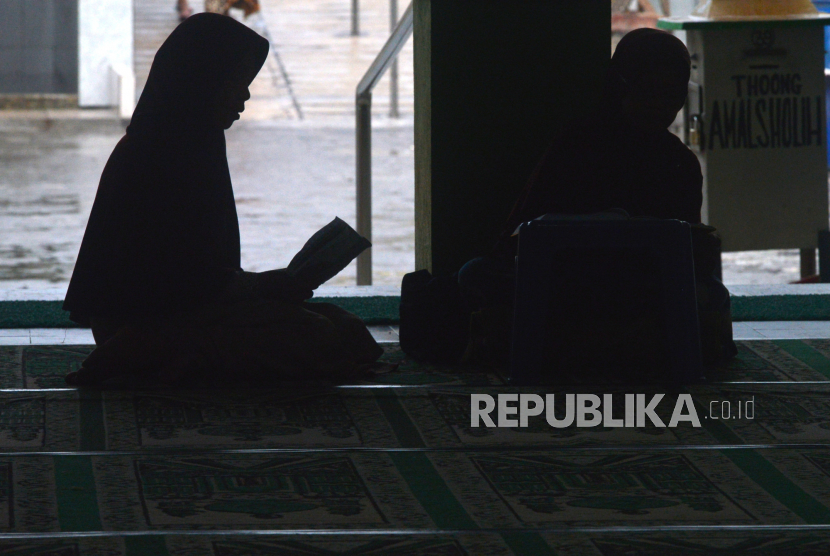 Santri sepuh membaca Alquran sembari menunggu berbuka puasa di Masjid Agung Payaman, Magelang, Jawa Tengah, Selasa (19/4/2022). Nabi Muhammad Bersemangat untuk Puasa Asyura