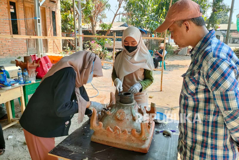 Tim arkeolog melakukan pemugaran terhadap objek cagar budaya Masjid Kuno Bondan di Desa Bondan, Kecamatan Sukagumiwang, Kabupaten Indramayu, Jawa Barat.