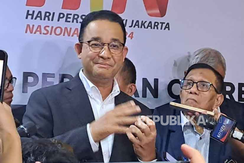 Capres Koalisi Perubahan Anies Baswedan dalam konferensi pers usai menghadiri agenda Dialog Pers dan Capres dengan Persatuan Wartawan Indonesia (PWI) di Dewan Pers, Jakarta Pusat, Jumat (1/12/2023). 