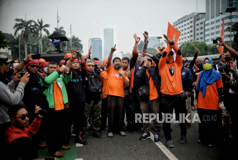 Aksi buruh saat menggelar aksi unjuk rasa di depan Komplek DPR RI, terkait UU Cipta Kerja.