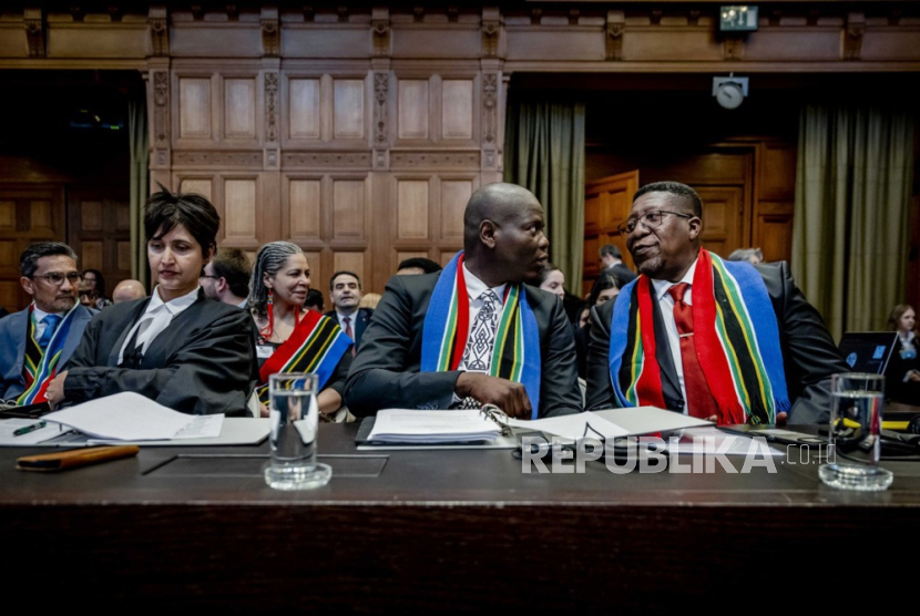  Menteri Kehakiman Afrika Selatan Ronald Lamola (tengah), Duta Besar Afrika Selatan untuk Belanda Vusimuzi Madonsela (kanan) berbincang sebelum sidang kasus genosida terhadap Israel yang diajukan oleh Afrika Selatan  di Mahkamah Internasional (ICJ),di The Hauge, Belanda, (11/1/2024).