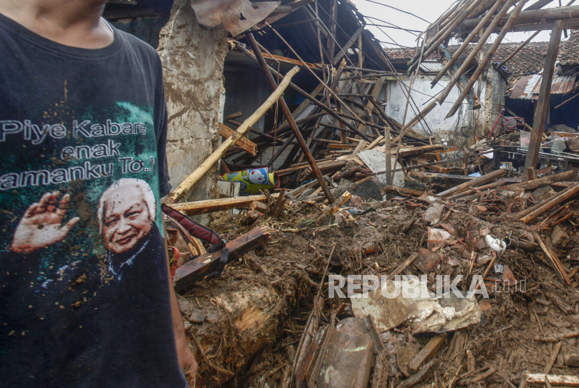 Warga melihat rumahnya yang rusak pasca banjir bandang di Kampung Cibuntu, Desa Pasawahan, Kecamatan Cicurug, Sukabumi, Jawa Barat, Selasa (22/9/2020). 