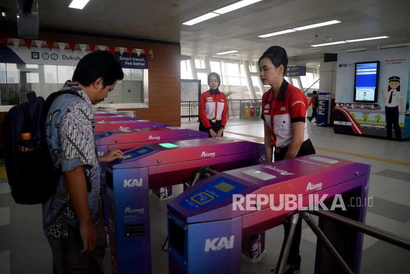 Penumpang memasuki stasiun LRT Dukuh Atas, Jakarta, Ahad (27/8/2023). LRT Jabodebek beroperasi resmi hari ini, berikut panduan dan ada tarif flat goceng.