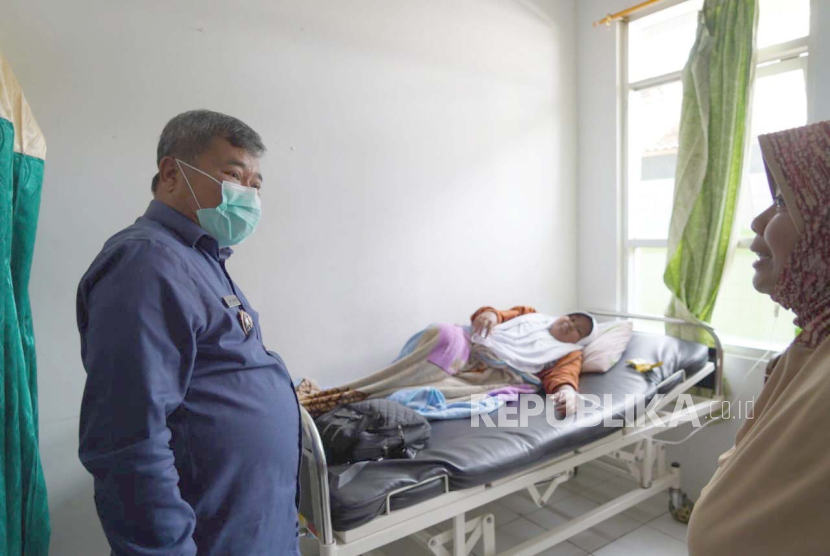 Bupati Garut Rudy Gunawan menjenguk sejumlah pasien yang diduga mengalami keracunan makanan dan menjalani perawatan di Puskesmas Cilawu, Kabupaten Garut, Jawa Barat, Selasa (10/10/2023). 