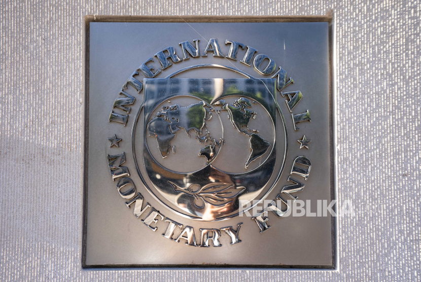 Logo Dana Moneter Internasional (IMF) di luar kantor pusatnya di Washington, DC, AS, 14 Oktober 2020. Pertemuan tahunan IMF World Bank Group 2020 menjadi maya karena pandemi virus Corona.