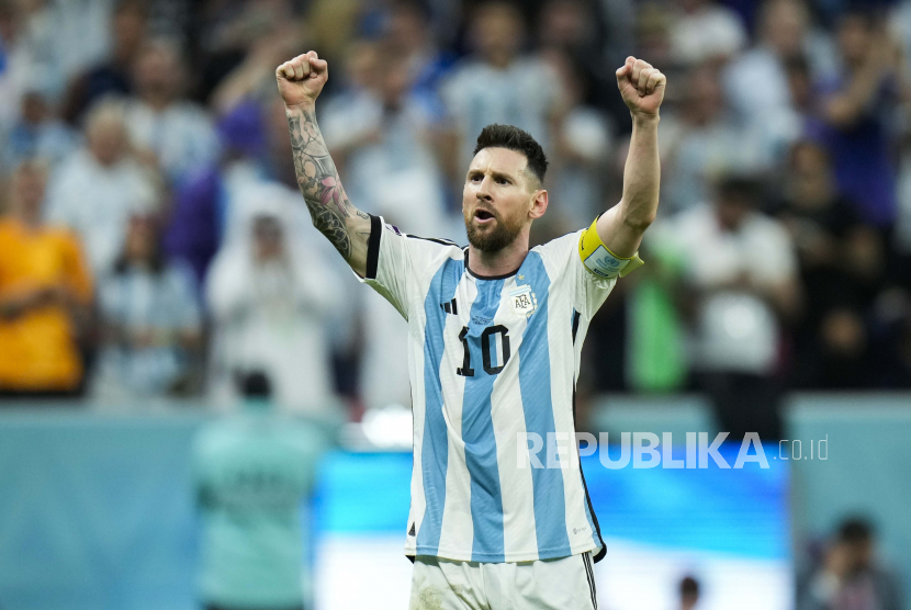 Lionel Messi dari Argentina merayakan setelah mencetak gol kedua Argentina selama pertandingan sepak bola perempat final Piala Dunia antara Belanda dan Argentina, di Stadion Lusail di Lusail, Qatar, Jumat, 9 Desember 2022.