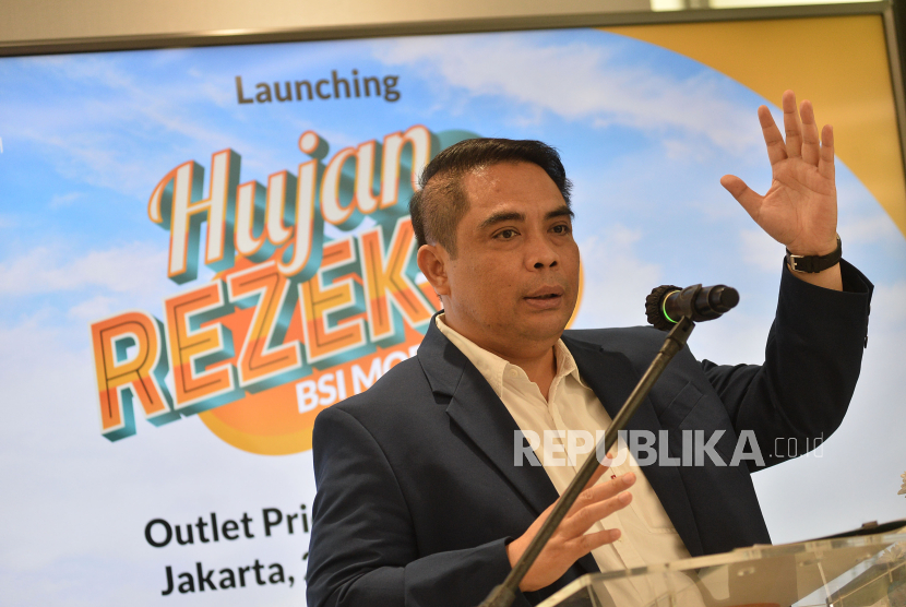 Direktur Sales & Distribution BSI Anton Sukarna memberikan sambutan saat peluncuran program Hujan Rezeki BSI Mobile 2023 di Kantor BSI Prioritas The Tower, Jakarta, Jumat (27/10/2023). 