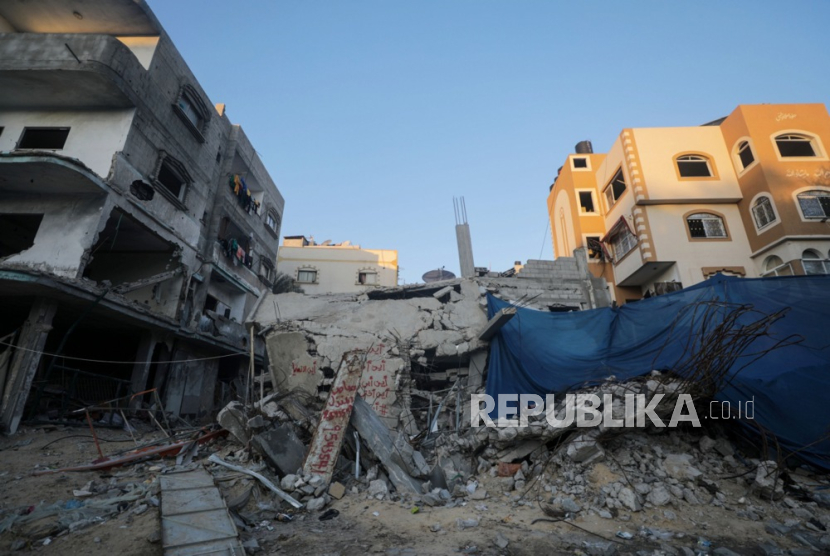 Pemandangan rumah yang hancur di kota Deir al Balah, Jalur Gaza, 19 Desember 2023. Pasukan Israel melanjutkan serangan militer di Gaza setelah gencatan senjata selama sepekan. 