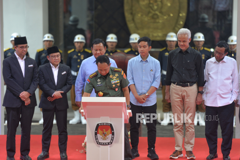 Panglima TNI Jenderal Agus Subiyanto menandatangani Deklarasi Kampanye Pemilu Damai 2024 di kompleks Kantor KPU, Jakarta Pusat, Senin (27/11/2023).