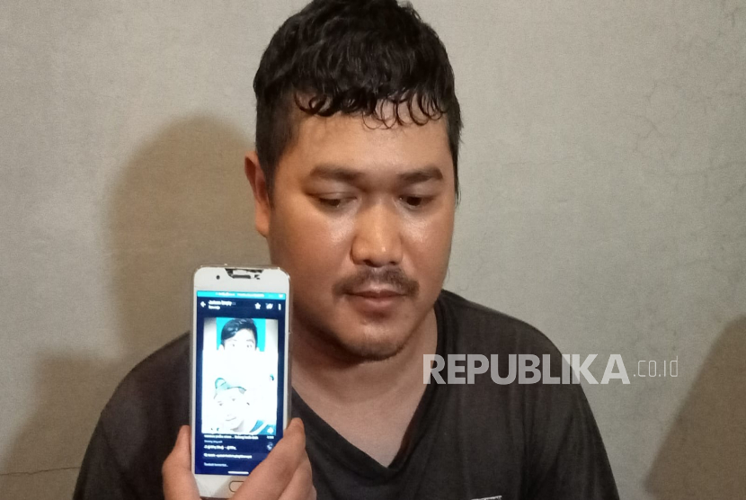 Hegi Rian Prayoga menunjukkan foto yang viral di media sosial, yang selama ini  disebut oleh netizen sebagai Pegi alias Perong, pelaku utama  pembunuhan Vina dan Eky pada 2016 silam. 