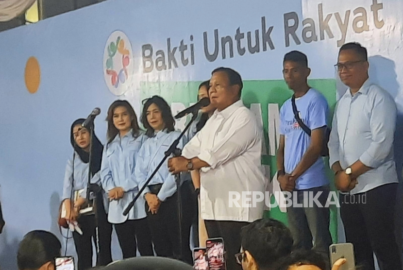 Capres nomor urut 2, Prabowo Subianto saat berpidato dalam acara deklarasi dukungan relawan Bakti Untuk Rakyat di depan kediaman pribadinya, Jalan Kertanegara, Kebayoran Baru, Jakarta Selatan, Senin (29/1/2024). 