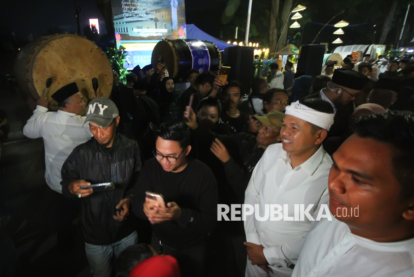 Gubernur Jawa Barat (Jabar) Dedi Mulyadi meninjau Festival Bedug dalam menyambut Lebaran 2026, yang digelar Pemerintah Provinsi Jawa Barat (Jabar) di depan Gedung Sate, Jalan Diponegoro, Kota Bandung, Jumat (20/3/2026). Para peserta merupakan perwakilan pemerintah kabupaten/kota serta UPTD seluruh Jabar. Tidak hanya kemahiran memukul bedug dan lantunan takbir, para peserta juga berlomba mempercantik boothnya dengan ornamen khas.