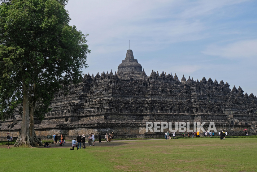 Pengunjung berwisata di pelataran Candi Borobudur, Magelang, Jawa Tengah, Selasa (7/6/2022). Pemerintah berencana menerapkan tarif naik ke bangunan Candi Borobudur sebesar Rp750 ribu bagi wisatawan lokal dan 100 dolar Amerika untuk wisatawan asing yang mendapatkan tanggapan beragam pro dan kontra di kalangan masyarakat. 