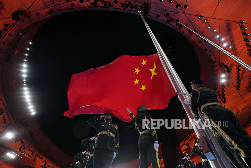 Bendera nasional Tiongkok dikibarkan saat upacara pembukaan Olimpiade Musim Dingin 2022, Jumat, 4 Februari 2022, di Beijing.