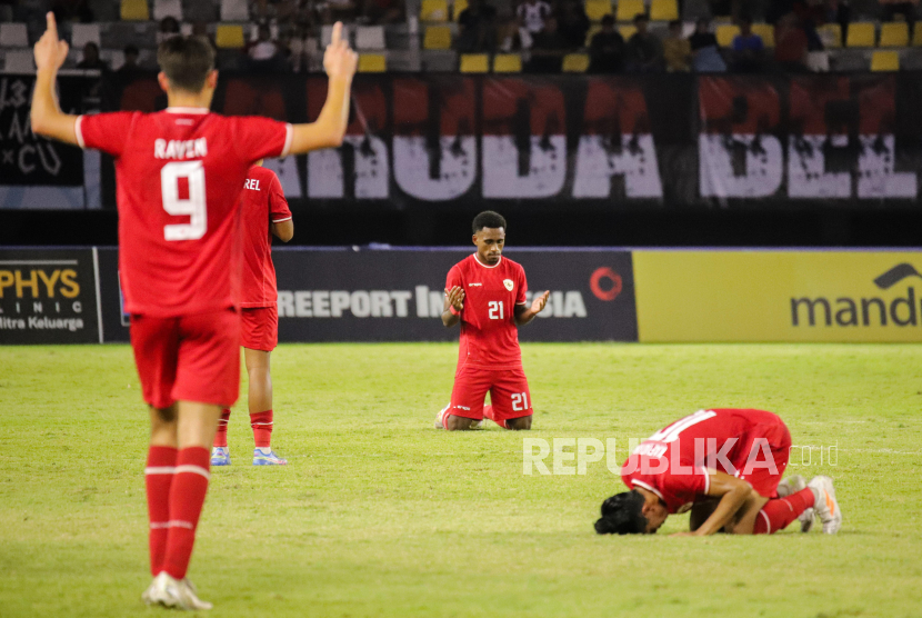 Sejumlah pesepak bola timnas Indonesia U-10 berselebrasi usai menang atas Kamboja pada penyisihan Grup A AFF U-19 di Stadion Gelora Bung Tomo, Surabaya, Jawa Timur, Sabtu (20/7/2024). 