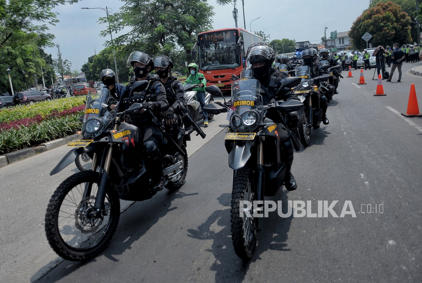 [Ilustrasi] Petugas Kepolisian melakukan pengamanan saat berlangsungnya sidang lanjutan kasus pelanggaran protokol kesehatan dengan terdakwa Habib Rizieq Shihab di Pengadilan Negeri Jakarta Timur. 