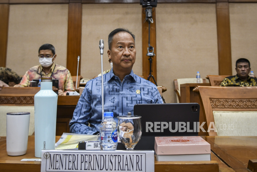 Menteri Perindustrian Agus Gumiwang Kartasasmita (tengah) mengikuti rapat kerja dengan Komisi VII DPR di Kompleks Parlemen Senayan, Jakarta, Rabu (7/12/2022). 