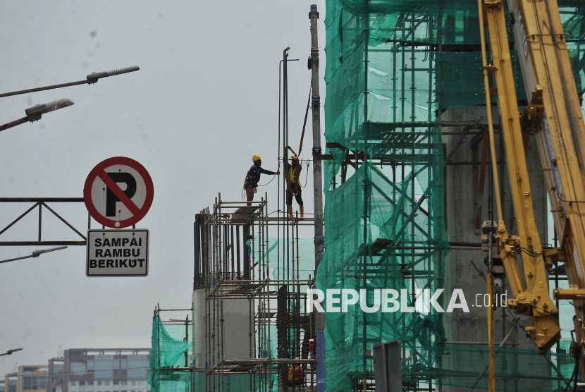 Pekerja beraktivitas di area proyek pembangunan LRT Jakarta rute Velodrome-Manggarai.