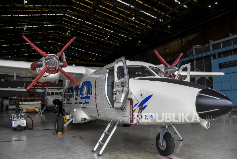 esawat terbang seri N-219 yang terparkir di Hanggar Fixed Wing PT Dirgantara Indonesia (PTDI), Kota Bandung, Jumat (19/2). 