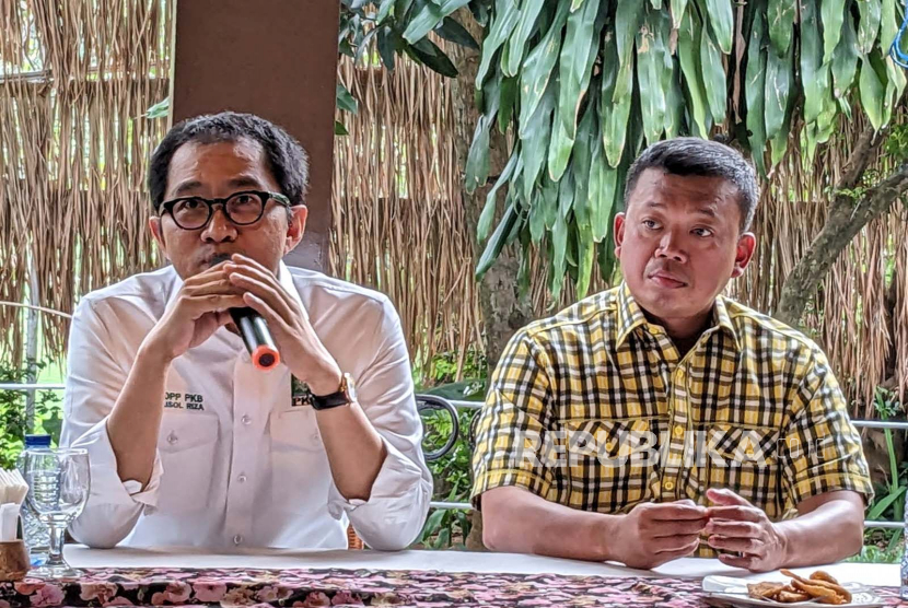 Tim pemenangan Partai Golkar-PKB, Ketua Badan Pemenangan Pemilu (Bappilu) Presiden Perwakilan Partai Golkar Nusron Wahid (kanan) dan Ketua DPP PKB Faisol Riza menyampaikan update wacana koalisi Partai Gerindra, Partai Golkar, dan PKB di kawasan Senayan, Jakarta, Rabu (10/5/2023).