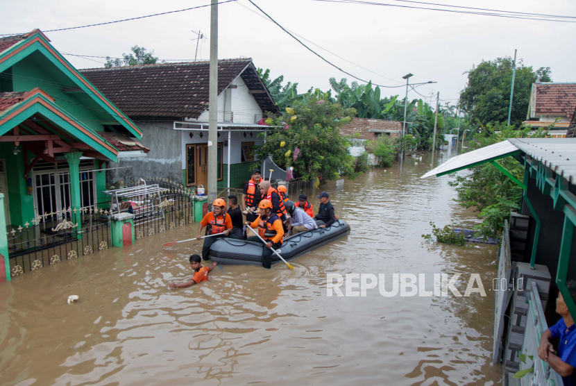 anjir yang menggenangi kawasan Kraton, Pasuruan, Jawa Timur. Bencana banjir terjadi di Pasuruan Jatim yang menewaskan seorang warga.