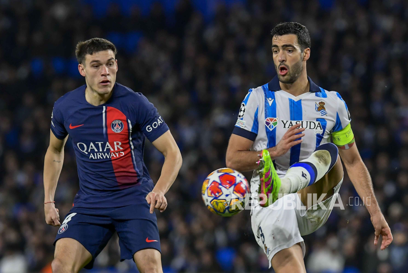 Manuel Ugarte (kanan) yang tengah dibidik Manchester United.