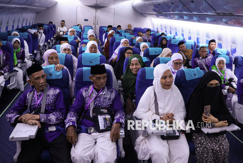 Jamaah calon haji (JCH) mengikuti bimbingan dari petugas petugas di dalam replika (mock up) pesawat di Asrama Haji Makassar, Sulawesi Selatan, Rabu (7/5/2025). Fasilitas mock up pesawat tersebut sebagai sarana untuk membimbing JCH embarkasi Makassar khususnya bagi calon haji yang pertama kali naik pesawat dan para lansia tentang cara menggunakan toilet hingga tayammum dan shalat selama penerbangan menuju dan kembali dari Arab Saudi. 