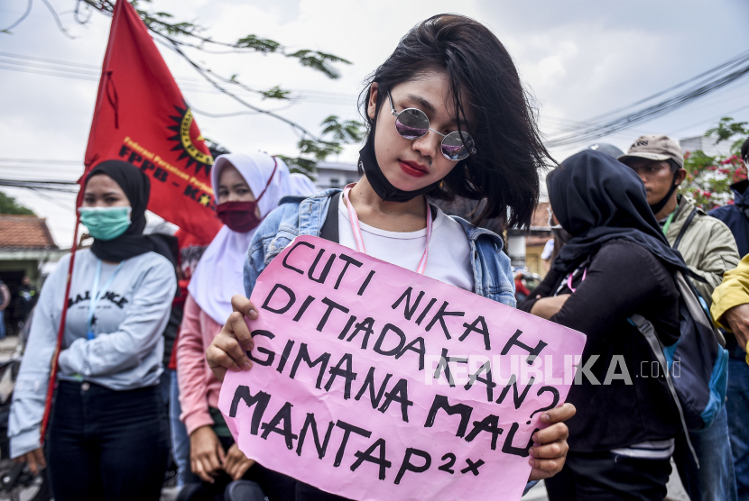 Sejumlah buruh berunjuk rasa menolak Omnibus Law Cipta Kerja di depan Kawasan Industri Rancaekek, Jalan Raya Rancaekek, Kabupaten Bandung, Kamis (22/10).