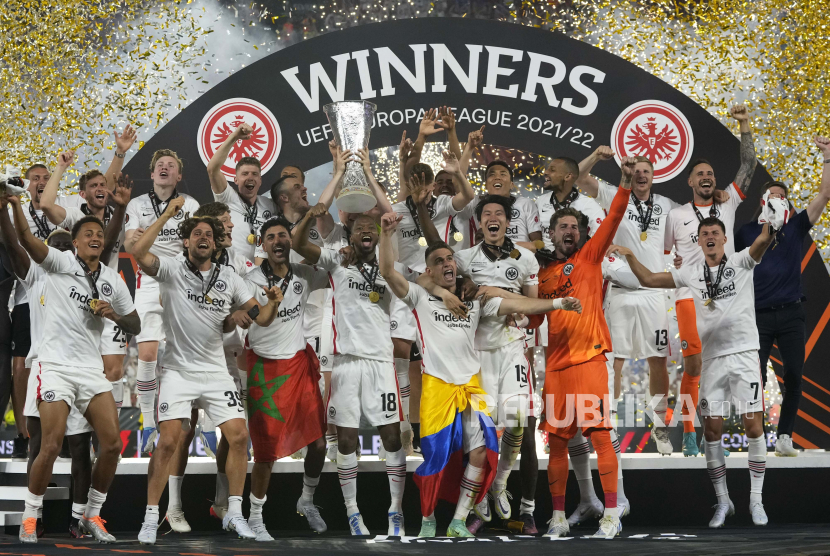 Para pemain Eintracht Frankfurt berselebrasi dengan trofi usai menjuarai Liga Europa. Frankfurt juara setelah mengalahkan Rangers FC lewat drama adu penalti di Stadion Ramon Sanchez Pizjuan, Sevilla, Spanyol, Kamis, 19 Mei 2022.