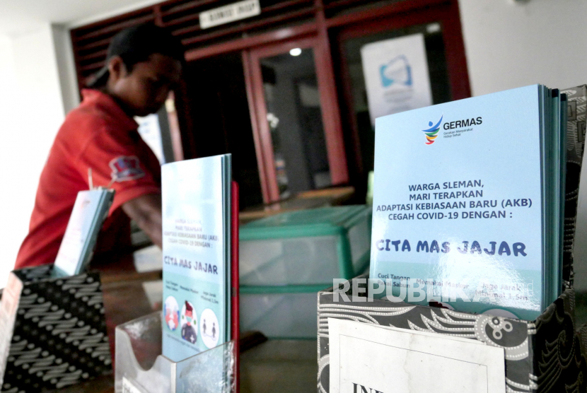 Pekerja membersihkan bagian penerima pasien di Klinik Permata Bhakti, Moyudan, Sleman, Yogyakarta, Senin (8/2). Pemkab Sleman mengaktifkan kembali klinik yang setahun tidak beroperasi. Klinik ini nantinya akan menjadi rumah sakit lapangan khusus Covid-19 bagi ibu bersalin.