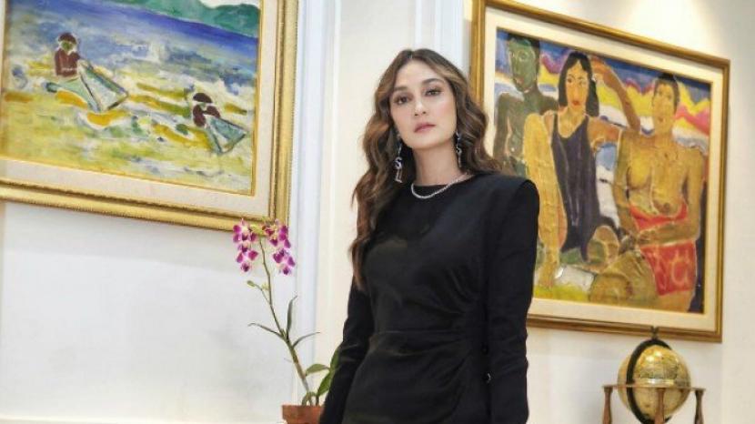 Luna Maya: Luna Maya mengaku pemasukannya menurun drastis selama wabah COVID-19.