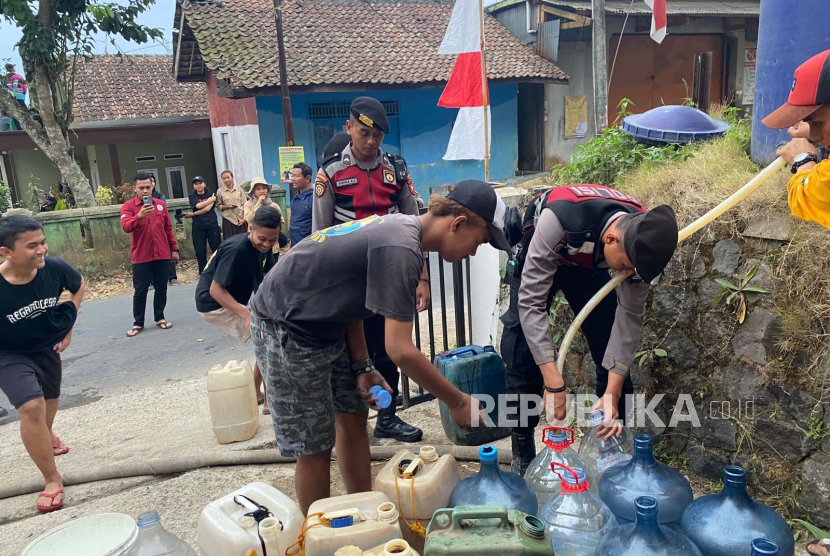Bantuan air bersih kepada warga terdampak kekeringan dengan menggunakan satu unit mobil AWC Sat Samapta Polres Sukabumi Kota kepada warga Desa Padaasih Kecamatan Cisaat, Kabupaten Sukabumi, Kamis (10/8/2023).