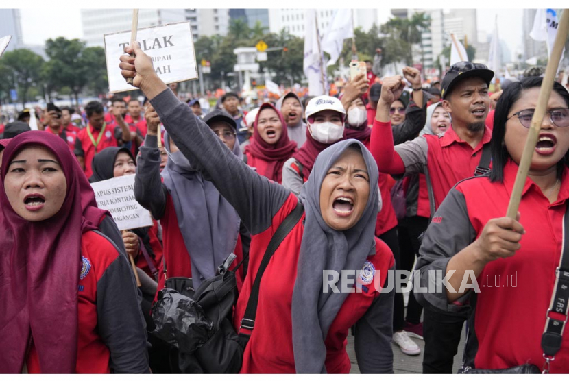  Para pekerja meneriakkan slogan-slogan saat unjuk rasa May Day di Jakarta, Senin (1/5/2023). Para pekerja dan aktivis di seluruh Asia menandai May Day dengan protes menyerukan gaji yang lebih tinggi dan kondisi kerja yang lebih baik, di antara tuntutan lainnya.