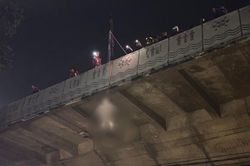 Petugas evakuasi pria gantung diri di flyover Pasupati Bandung.