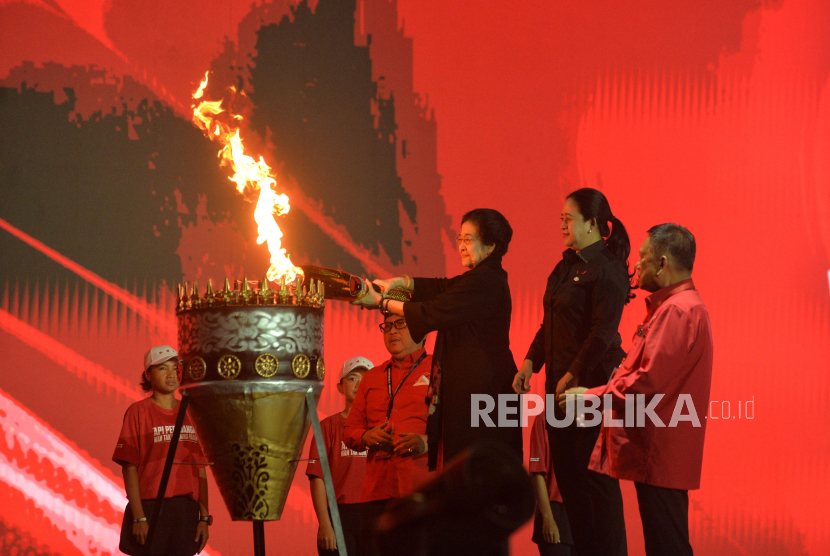 Ketua Umum PDI Perjuangan (PDIP) Megawati Soekarnoputri menyalakan api perjuangan saat Rapat Kerja Nasional (Rakernas) Ke-V PDIP di Beach City International Stadium Ancol, Jakarta, Jumat (24/5/2024). 