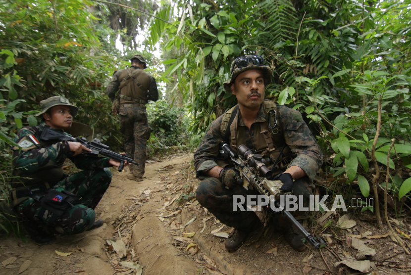 Prajurit Batalyon Intai Amfibi (Yontaifib) Korps Marinir TNI AL dan United States Marines Corps Reconnaissance Unit yang tergabung dalam Latihan Bersama Reconex 21-II berlatih Patroli Hutan di hutan Tumpang Pitu, Pusat Latihan Pertempuran Marinir (Puslatpurmar) 7 Lampon, Banyuwangi, Jawa Timur, Ahad (13/6/2021). Latihan yang meliputi Menembak Lorong dan Visual Tracking itu untuk mengasah naluri tempur pasukan elit kedua negara saat menghadapi musuh di dalam hutan. 