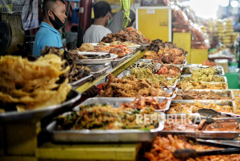 Pelayan menyiapkan hidangan berbuka puasa di sentra kuliner. Sebagian warga di Kota Bandar Lampung menyesalkan masih adanya pembatasan atau larangan dari pemerintah pusat untuk melaksanakan buka bersama pada bulan Ramadhan 1444 saat ini. Padahal, saat ini sudah dicabut PPKM dan kegiatan sekolah, kuliah, dan pekerjaan sudah dilaksanakan secara luring bukan daring lagi.